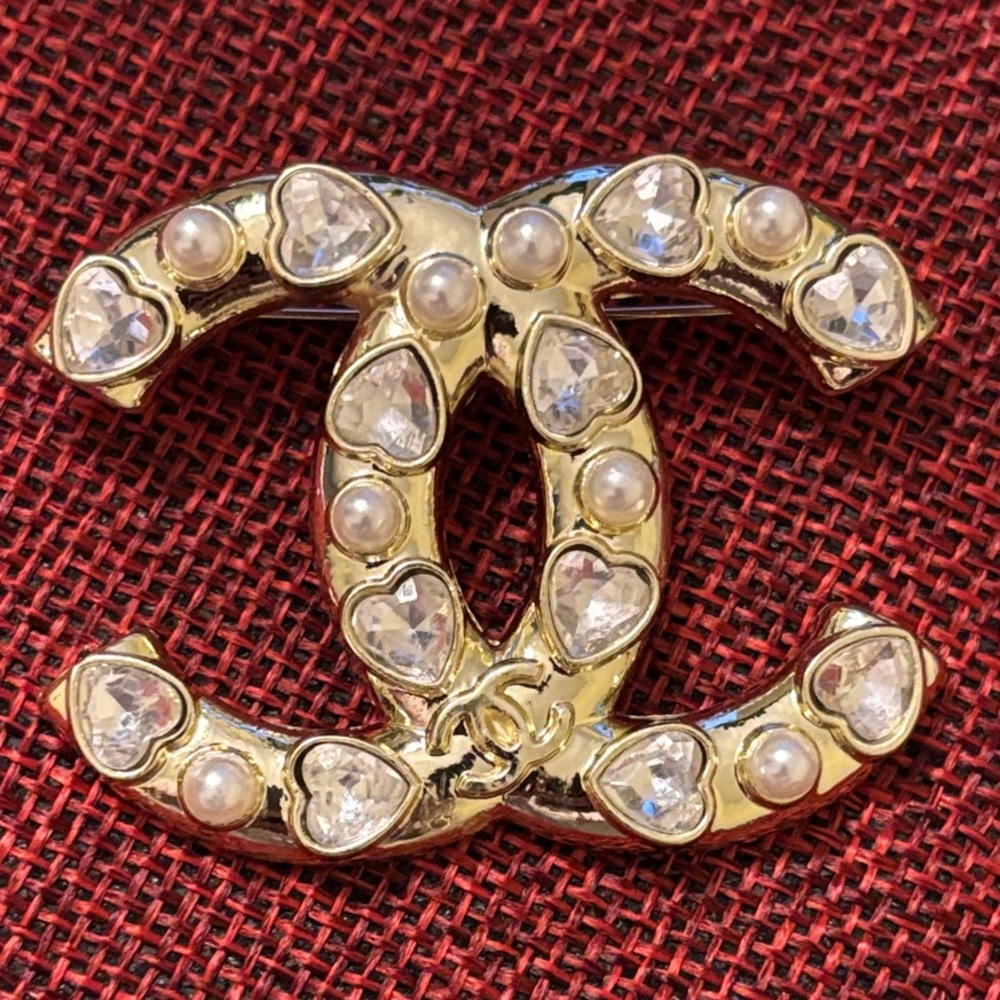 ⚜️Gold-Tone Interlocking CC Logo Brooch with Pearls and Crystal Hearts⚜️